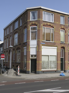 908625 Gezicht op het winkelhoekpand Adelaarstraat 70 te Utrecht, met links de Valkstraat.N.B. bouwjaar: 19031905: nog ...